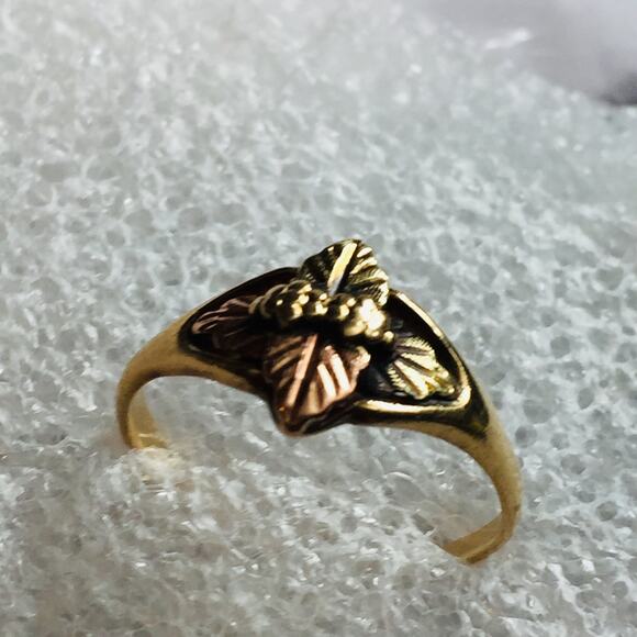 Black Hills Gold Grape Leaf Ring 6 .25 - Picture 2 of 6